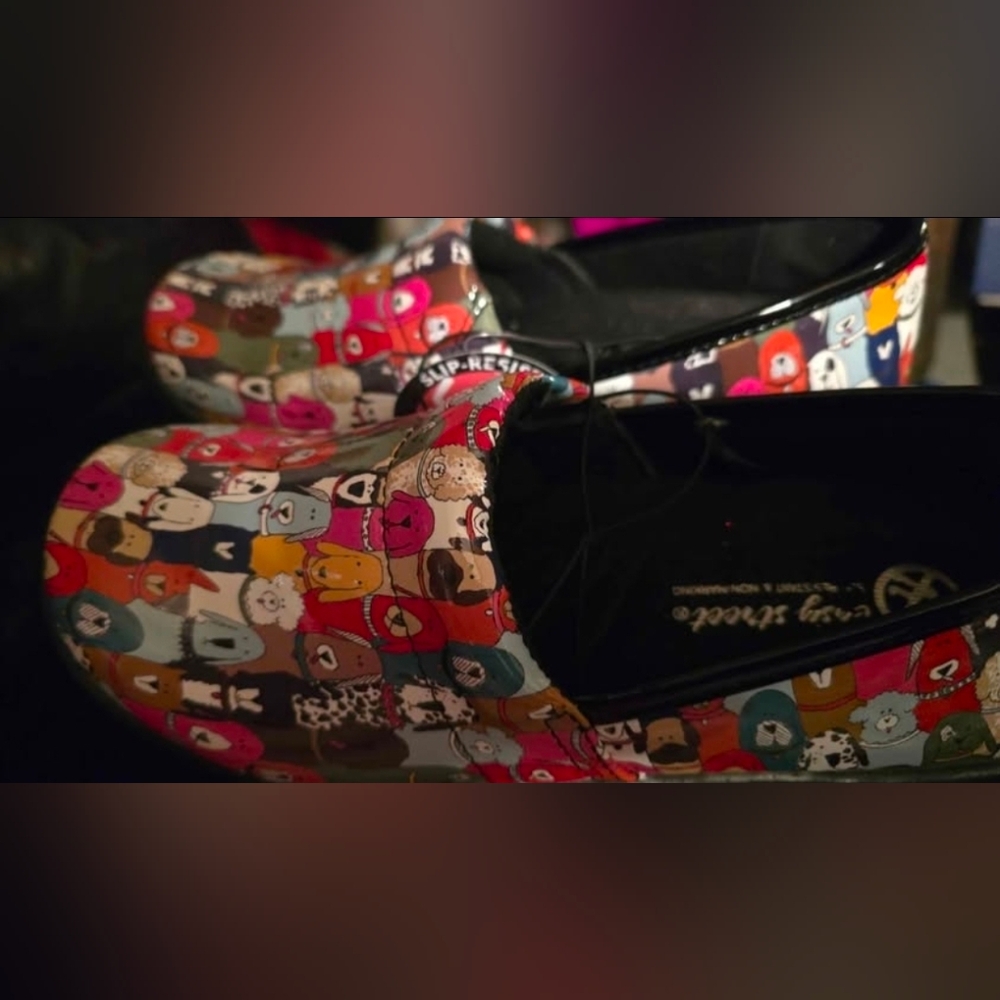 Easy Street Patent Slip Resistant Cushion Sole Multicolor Dog Print Slip-ons 7.5 - Picture 5 of 10